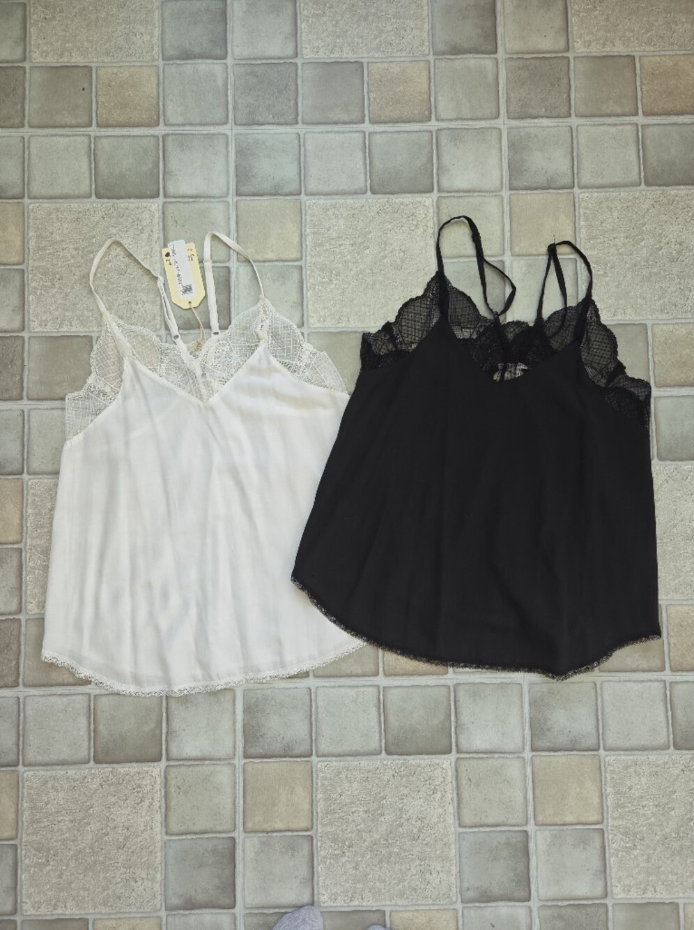 NWT 2 Lace Trim Jodifl Camisole Tank Top - White & Black Size Small